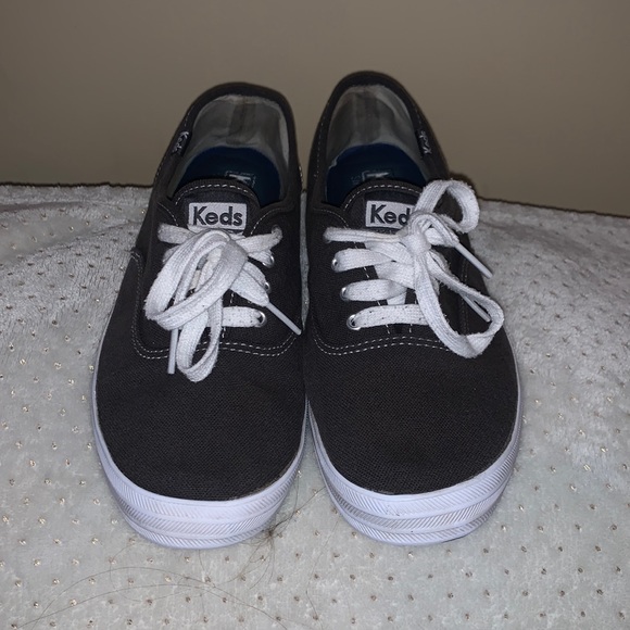 dark gray keds
